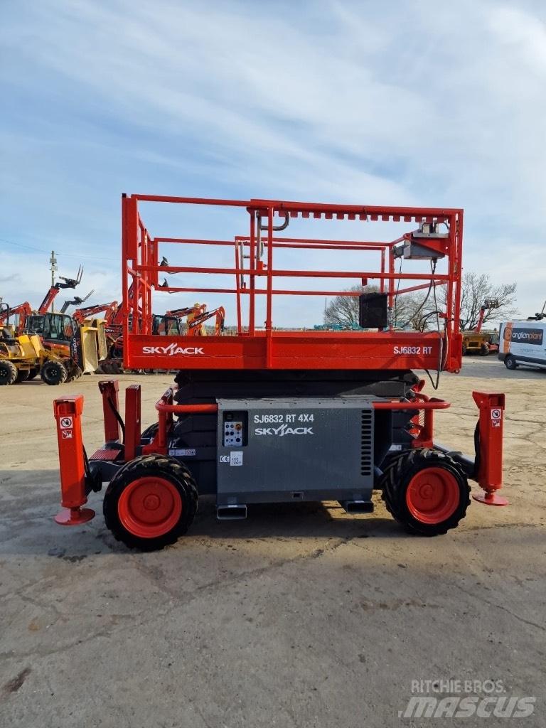 SkyJack SJ 6832 RT Scheren-Arbeitsbühnen