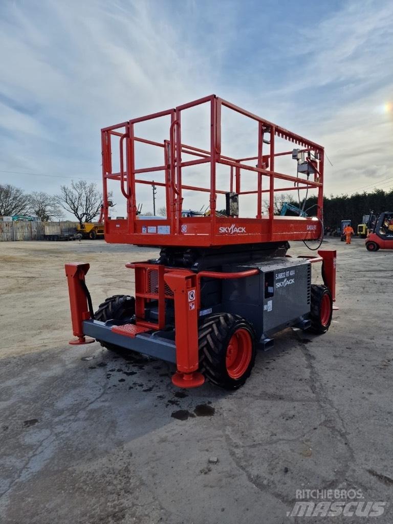 SkyJack SJ 6832 RT Scheren-Arbeitsbühnen