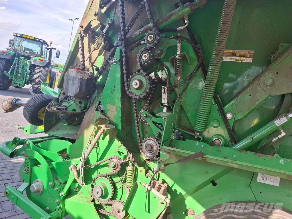 John Deere V451R Quaderpressen