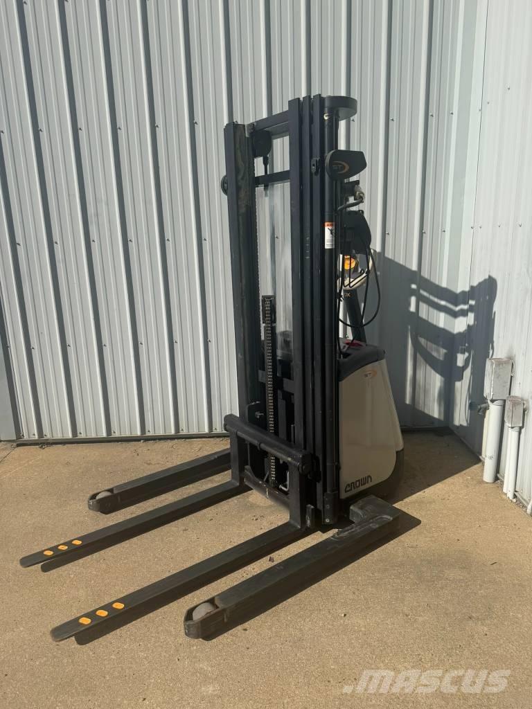 Crown ST3000-25 Elektrostapler