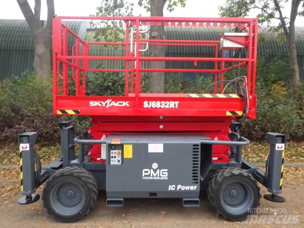 SkyJack SJ6832RT Scheren-Arbeitsbühnen