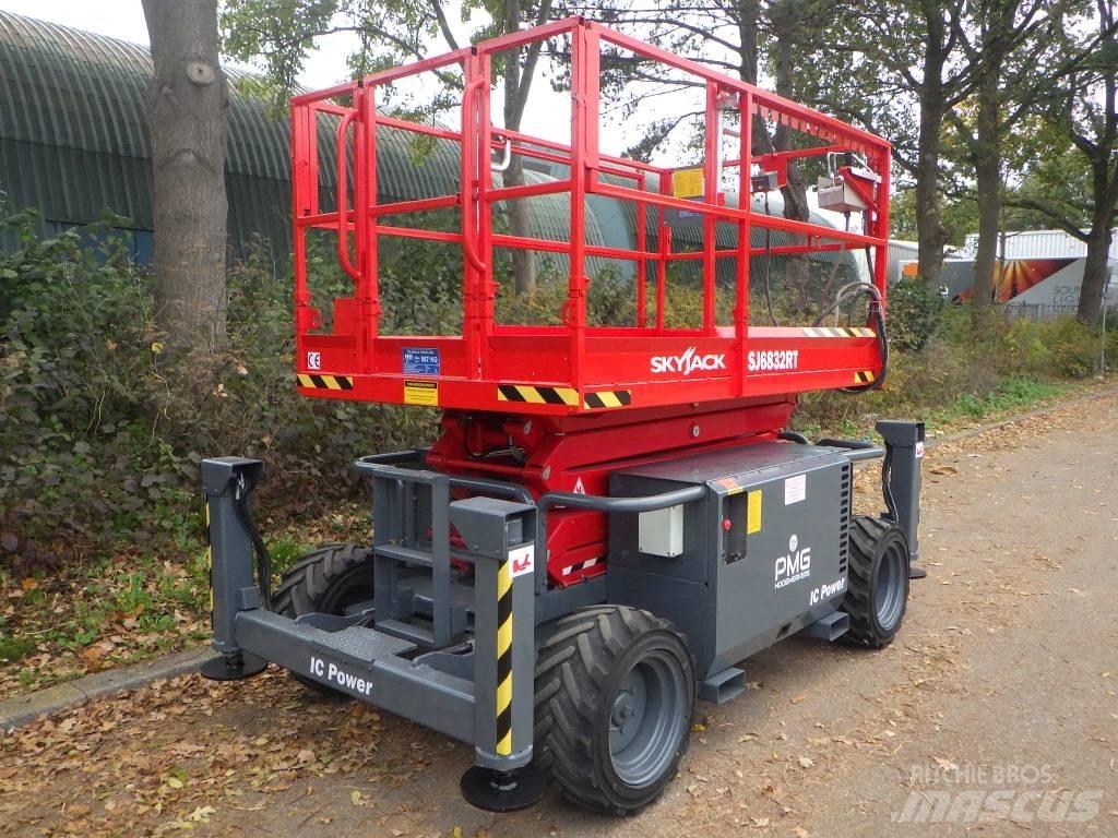 SkyJack SJ6832RT Scheren-Arbeitsbühnen
