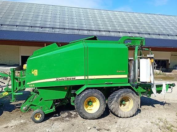 John Deere 744 Rundballenpressen