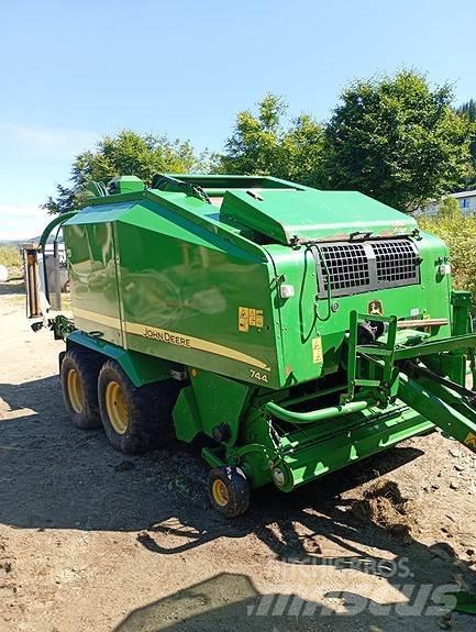 John Deere 744 Rundballenpressen