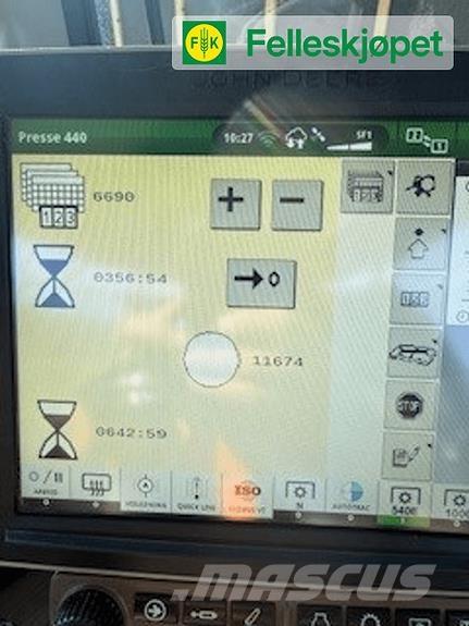 John Deere F440R Rundballenpressen