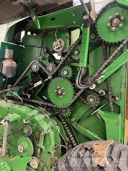 John Deere F441 Rundballenpressen