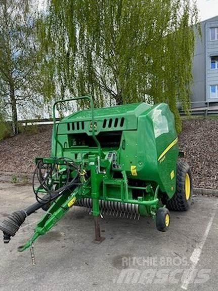 John Deere F441 Rundballenpressen