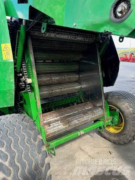 John Deere F441 Rundballenpressen