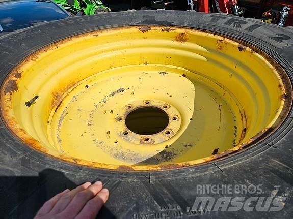John Deere NOKIAN Traktoren
