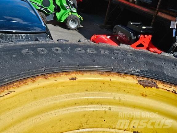 John Deere NOKIAN Traktoren