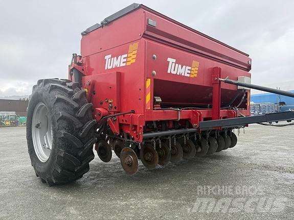 Tume HKL 2500 Düngemittelverteiler