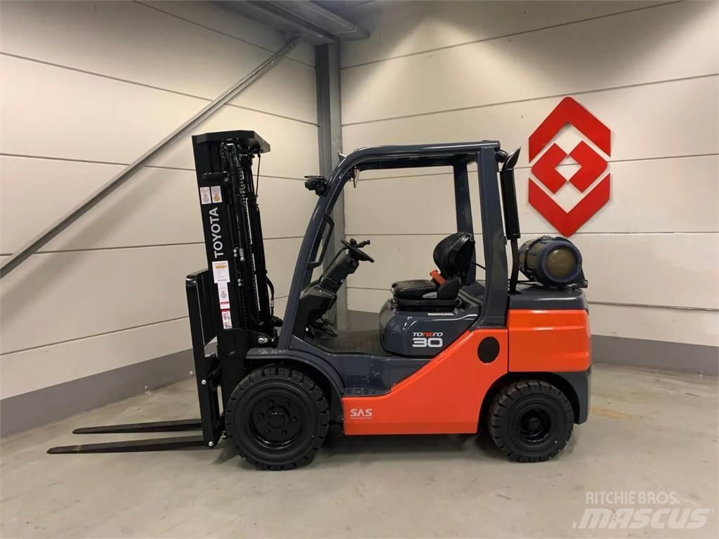 Toyota 02-8FGF30 Gasstapler
