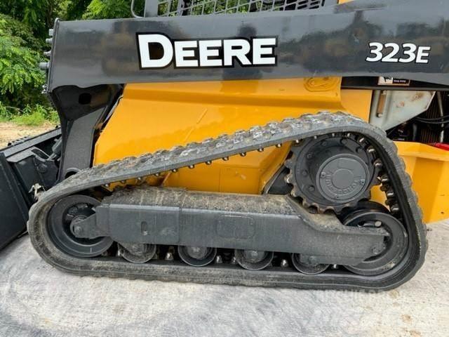John Deere 323E Kompaktlader