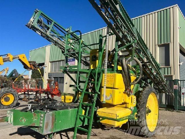 John Deere 824 SE Anhängespritzen
