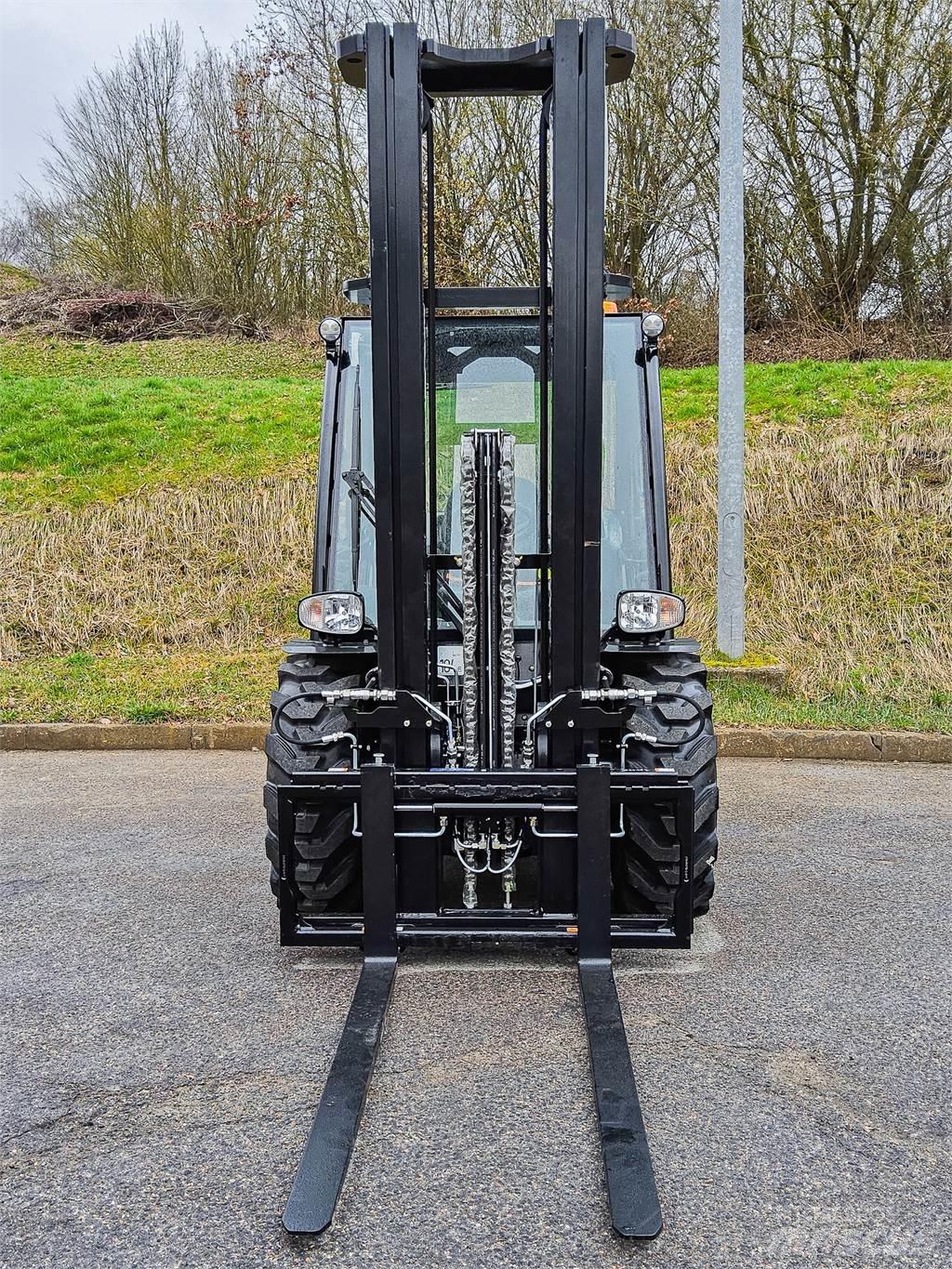 Manitou MC 30-4 Geländestapler