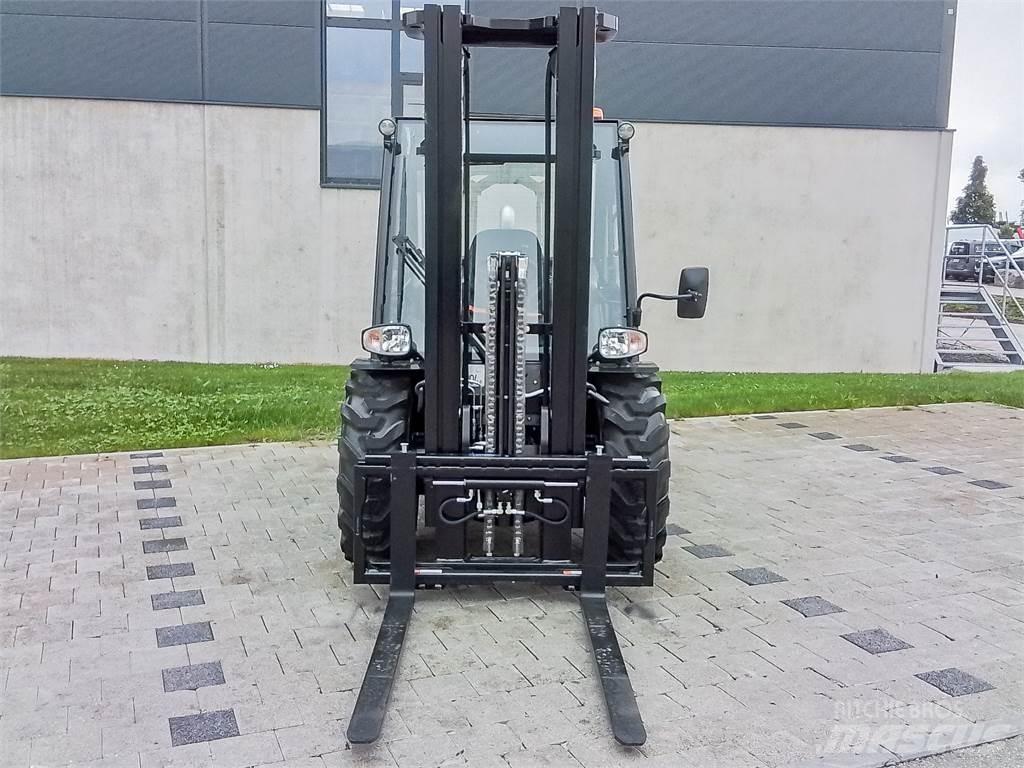 Manitou MC 30-4 Geländestapler