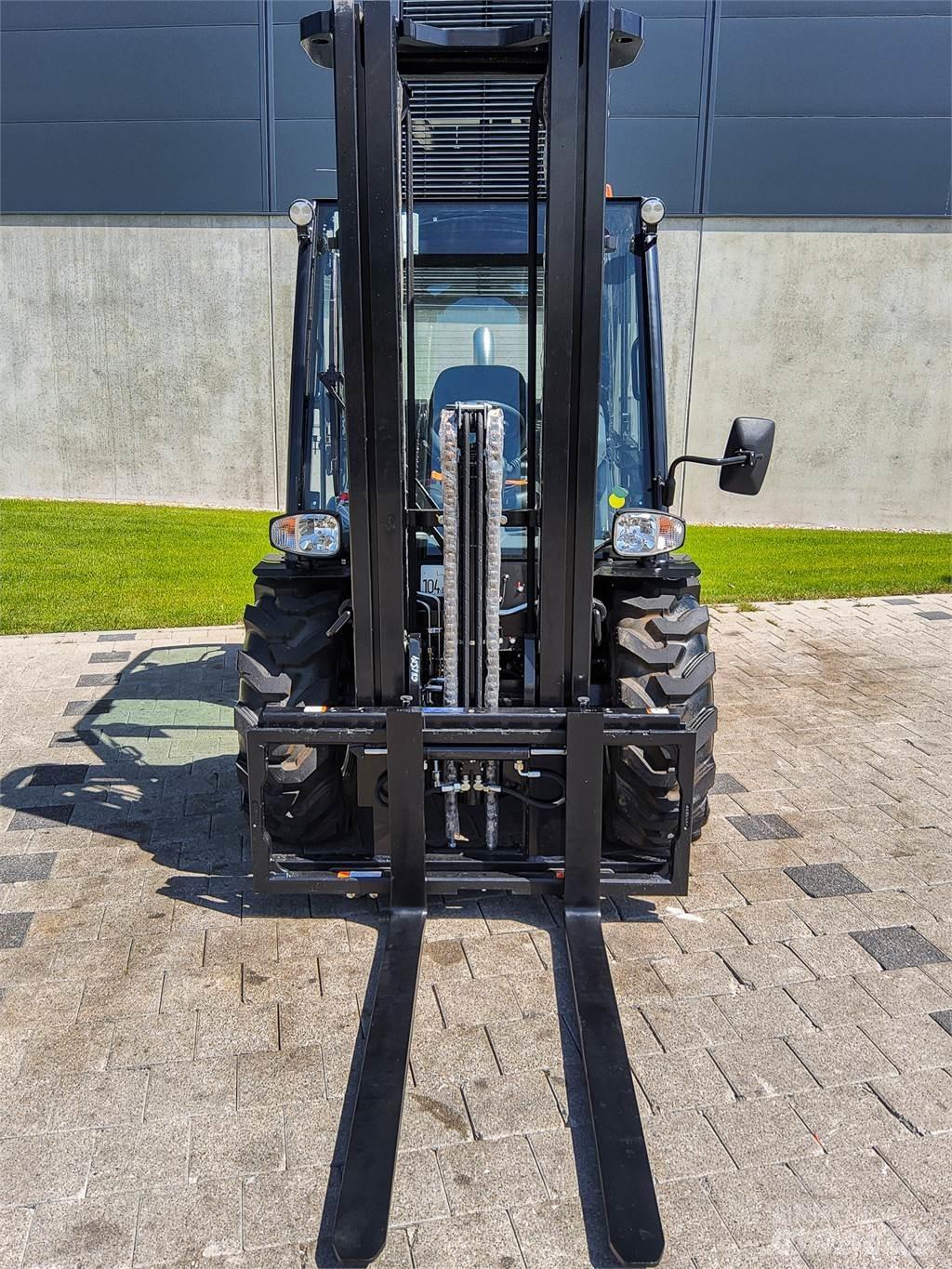 Manitou MC 30-4 Geländestapler