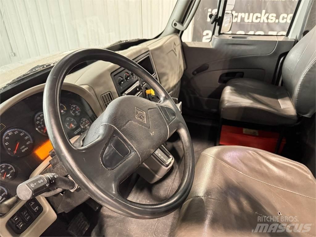 International 4300 Pritschenwagen/Pritschenwagen mit Seitenklappe