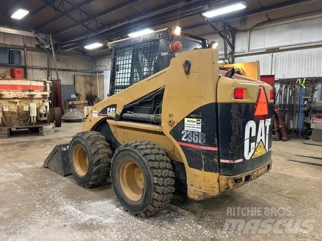CAT 236B Kompaktlader