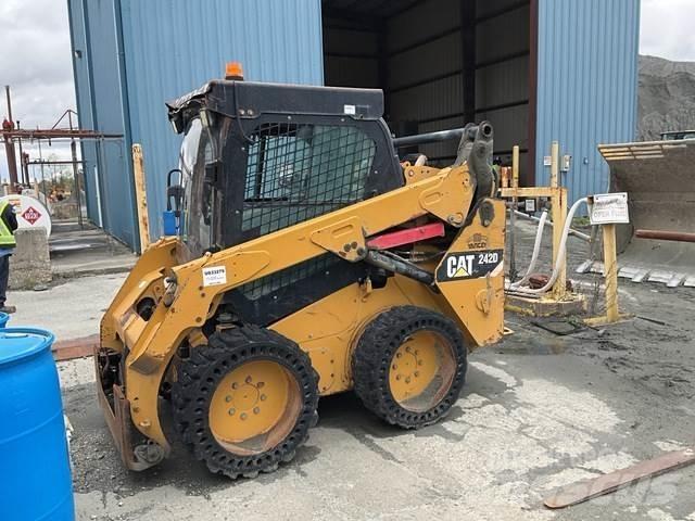 CAT 242D Kompaktlader