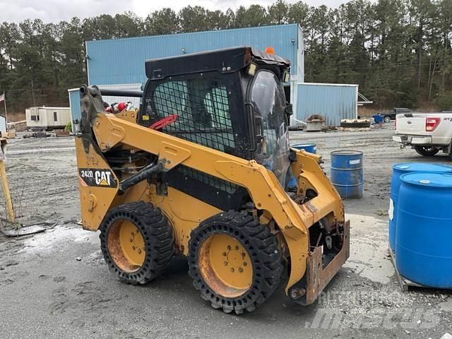 CAT 242D Kompaktlader