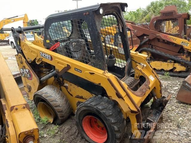 CAT 242D3 Kompaktlader