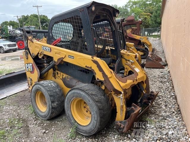 CAT 242D3 Kompaktlader