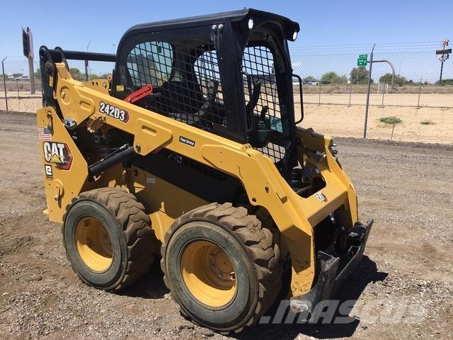 CAT 242D3 Kompaktlader