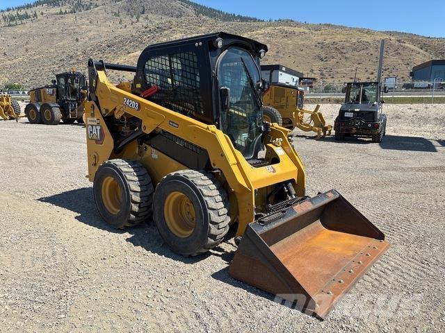 CAT 242D3 Kompaktlader
