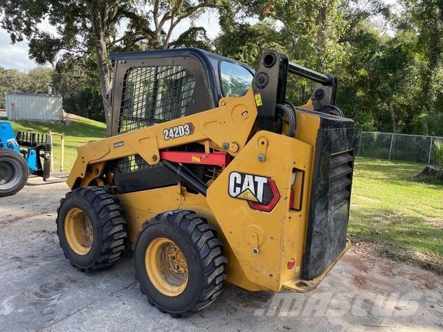 CAT 242D3 Kompaktlader