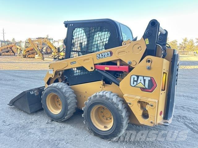 CAT 242D3 Kompaktlader