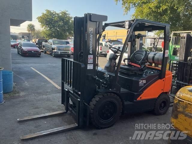 Doosan G25E-7 Sonstige Baumaschinen