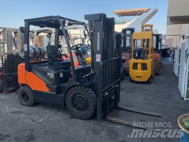 Doosan G25E-7 Sonstige Baumaschinen