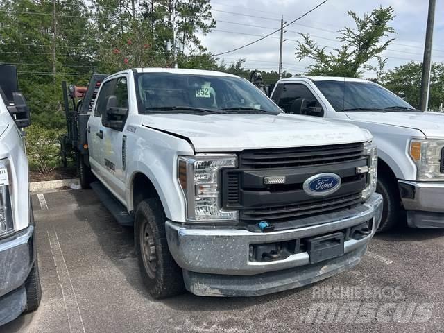 Ford F-250 Pritschenwagen/Pritschenwagen mit Seitenklappe