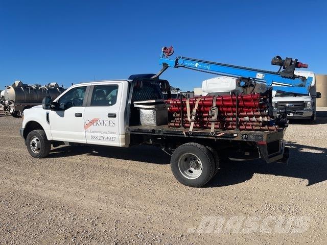 Ford F-350 Fahrzeug mit mobiler Bohranlage