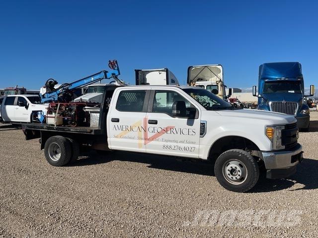 Ford F-350 Fahrzeug mit mobiler Bohranlage