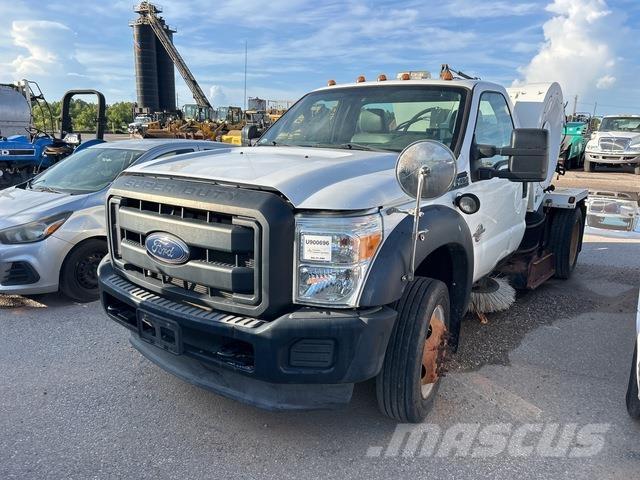 Ford F-450 Kehrmaschine