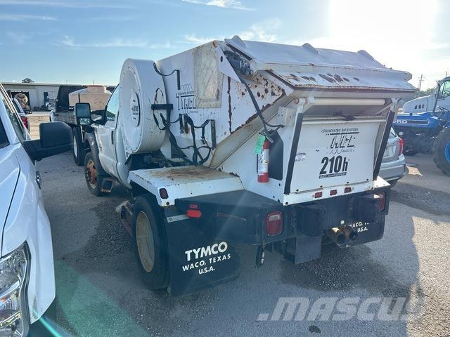 Ford F-450 Kehrmaschine