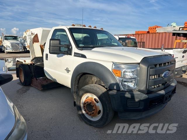 Ford F-450 Kehrmaschine