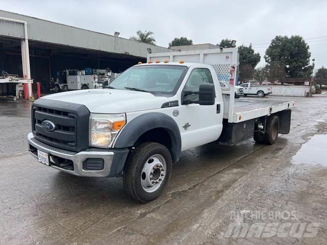 Ford F-550 Pritschenwagen/Pritschenwagen mit Seitenklappe