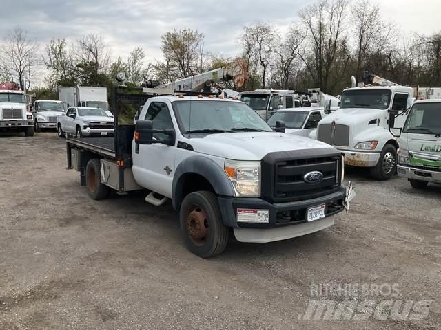 Ford F-550 Pritschenwagen/Pritschenwagen mit Seitenklappe