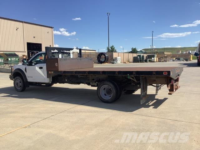 Ford F-550 Pritschenwagen/Pritschenwagen mit Seitenklappe