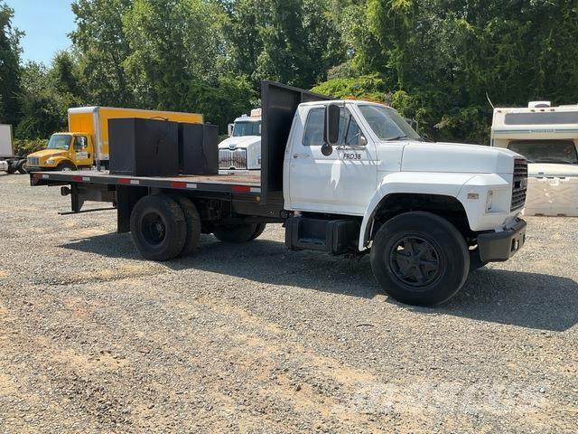 Ford F-600 Pritschenwagen/Pritschenwagen mit Seitenklappe