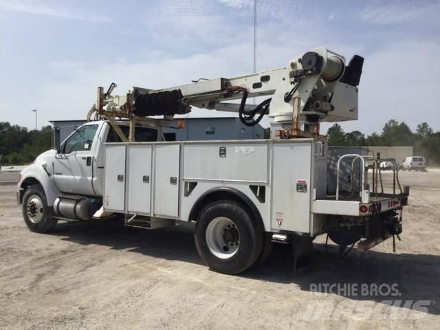 Ford F-750 Fahrzeug mit mobiler Bohranlage