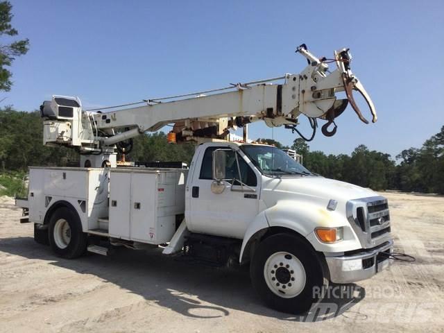 Ford F-750 Fahrzeug mit mobiler Bohranlage