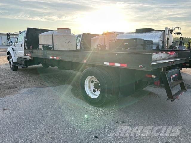Ford F-750 Pritschenwagen/Pritschenwagen mit Seitenklappe