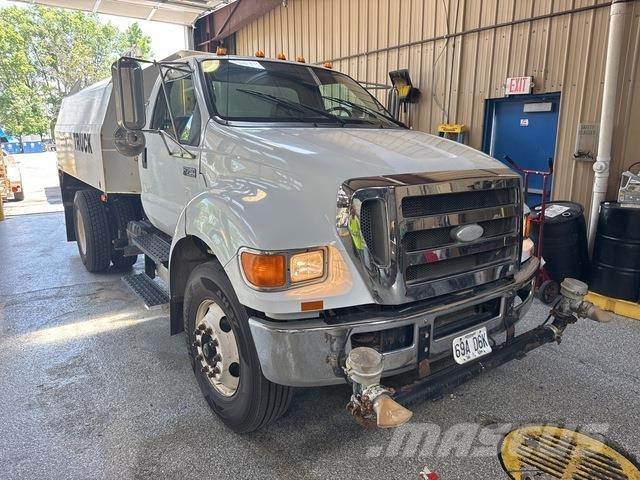 Ford F-750 Wassertanker