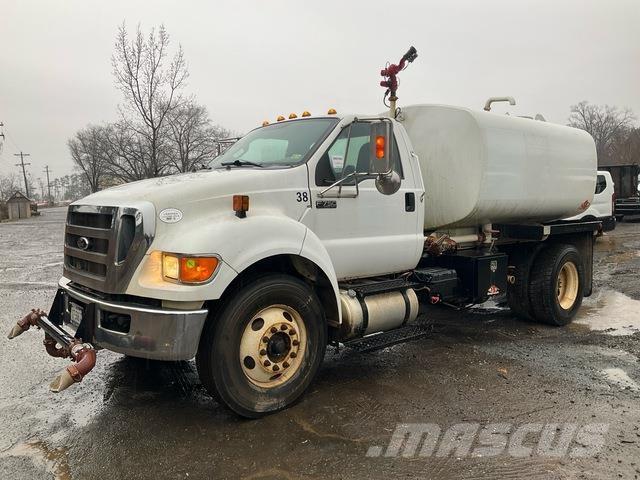 Ford F-750 Wassertanker
