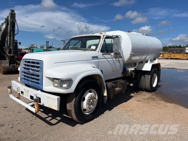 Ford F-800 Wassertanker
