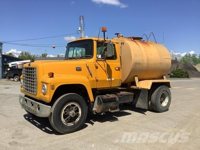 Ford L8000 Wassertanker